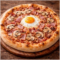 Tomaten, kaas, oregano, champignons, ham, spek, ei