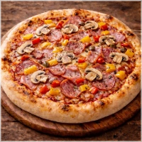 Tomaten, kaas, oregano, champignons, ham, salami, paprika